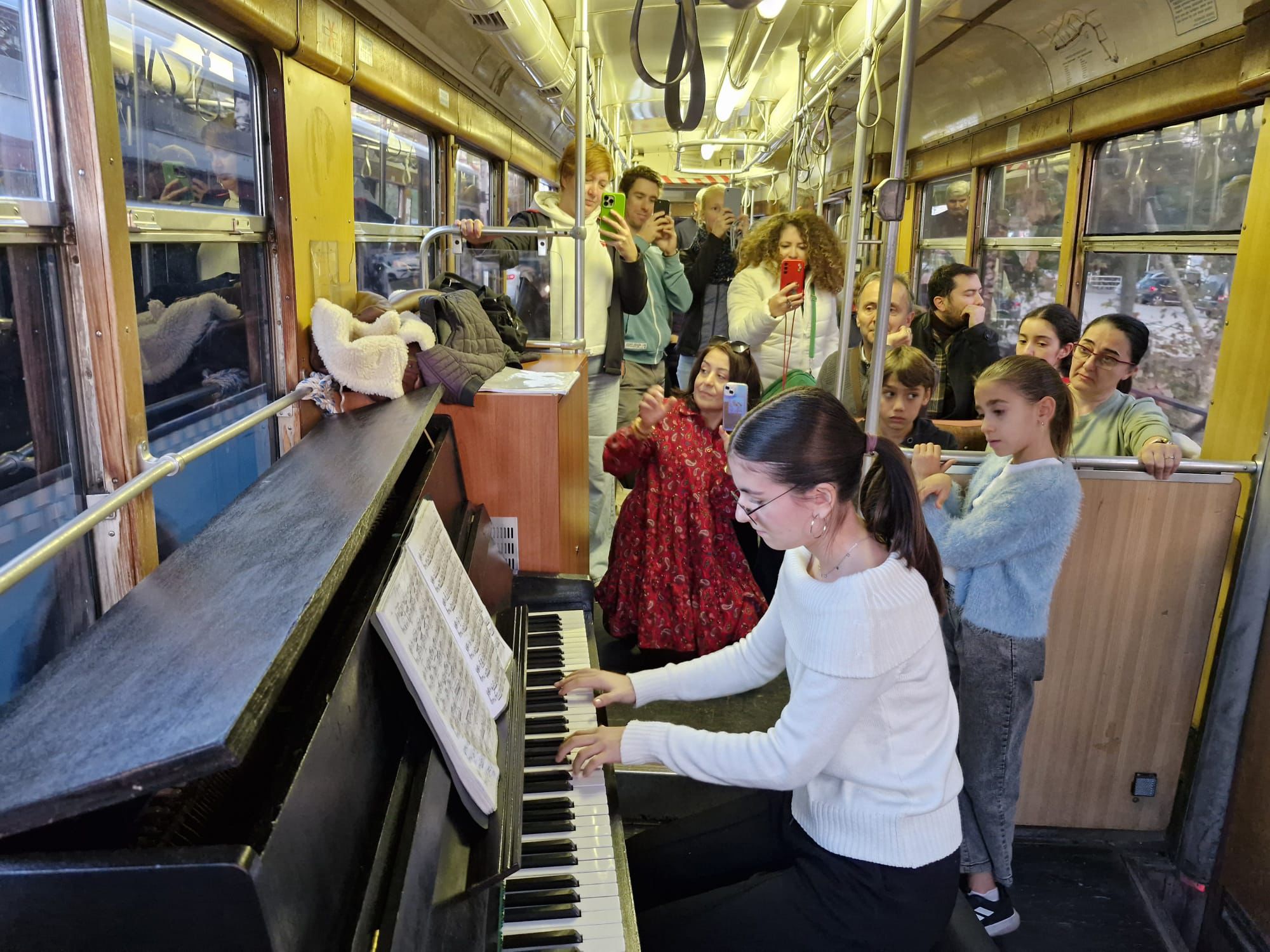 Antalya'da İsmail Baha Sürelsan Konservatuvarı öğrencileri, nostalji tramvayına yerleştirilen piyanoda ünlü bestekarların eserlerini yorumladı.