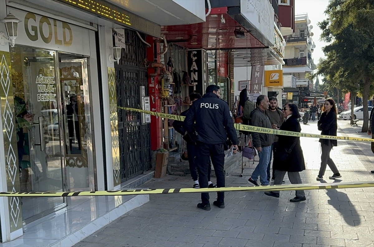 Adana'nın merkez Çukurova ilçesinde silahlı 3 kişi, kuyumcuda çalışanları silahla tehdit edip altınları alarak kaçtı