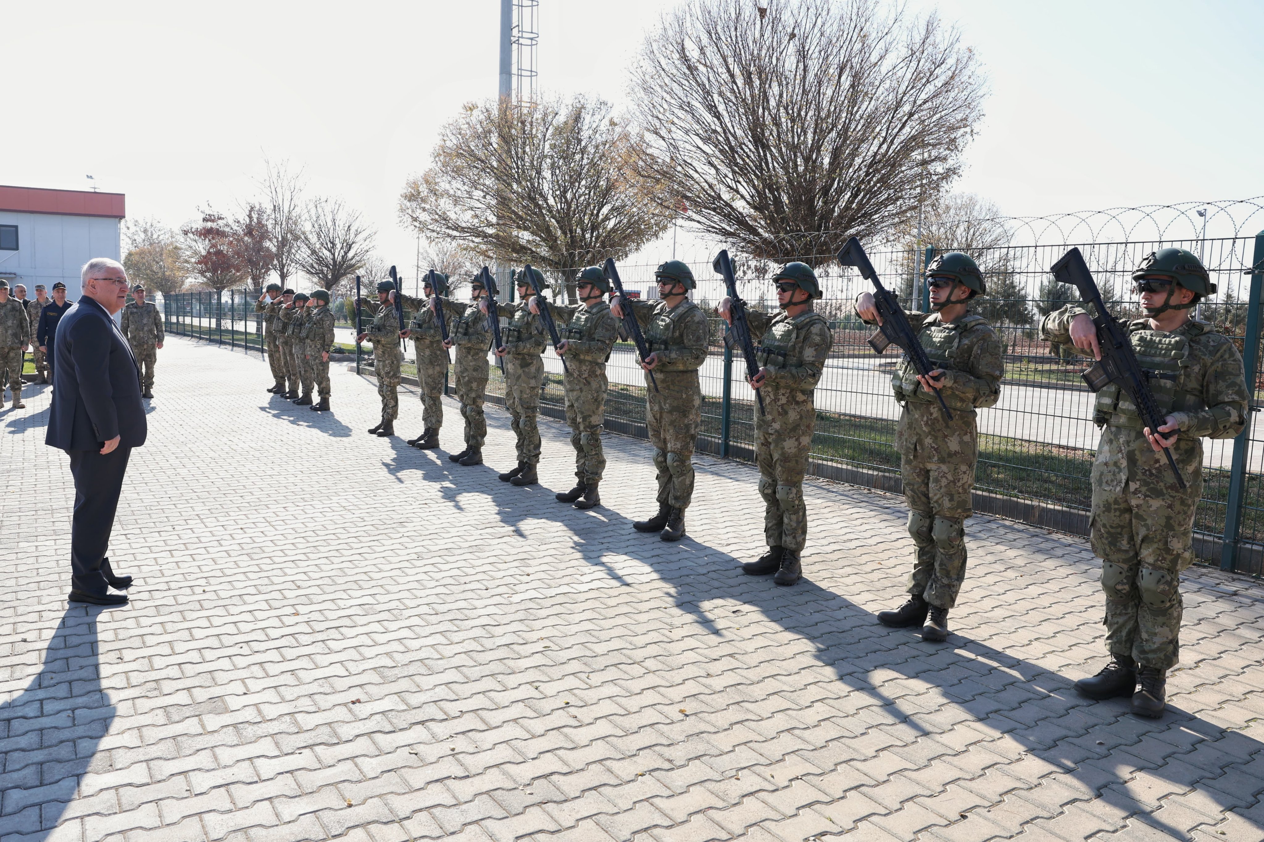 mili savunma bakanı yaşar güler