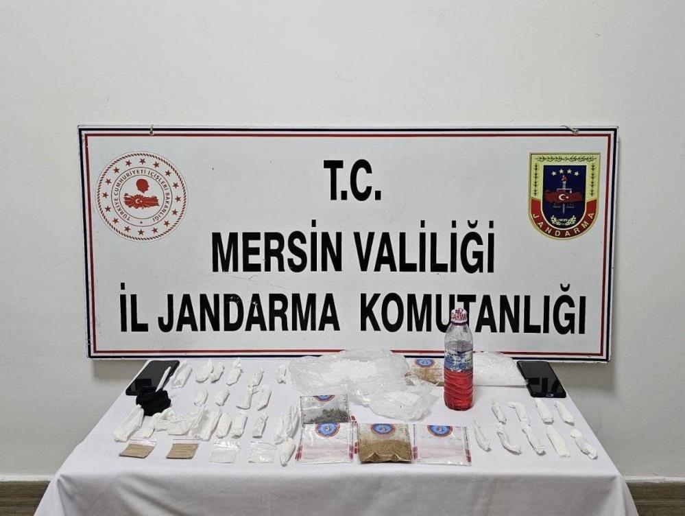 Mersin'de jandarma ekipleri tarafından uyuşturucu tacirlerine yönelik düzenlenen operasyonda 8 şüpheli yakalandı.