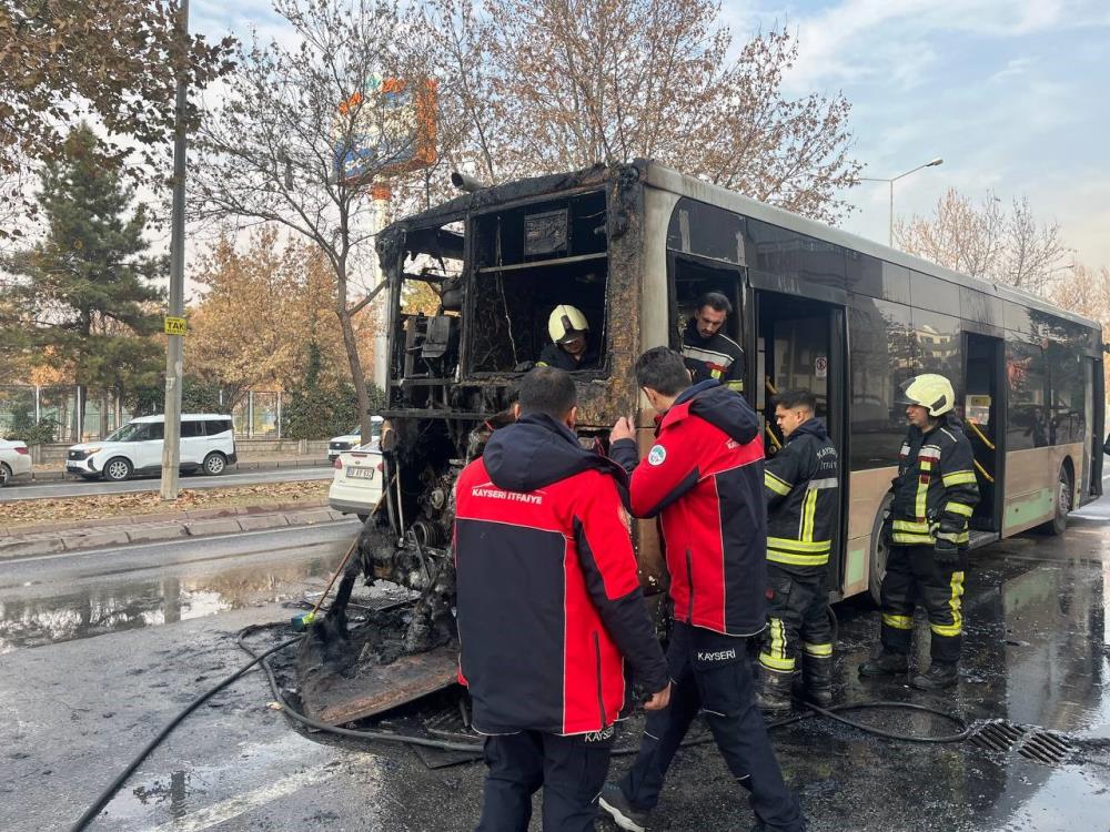 Kayseri'de halk otobüsü alev alev yandı