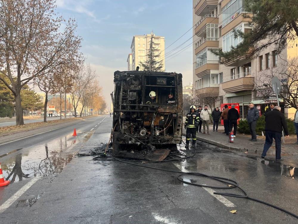 Kayseri'nin Kocasinan ilçesinde özel halk otobüsünde çıkan yangında otobüsün motor kısmı küle döndü.