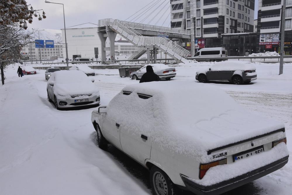 Bitlis'te kar 77 köy yolunu ulaşıma kapattı