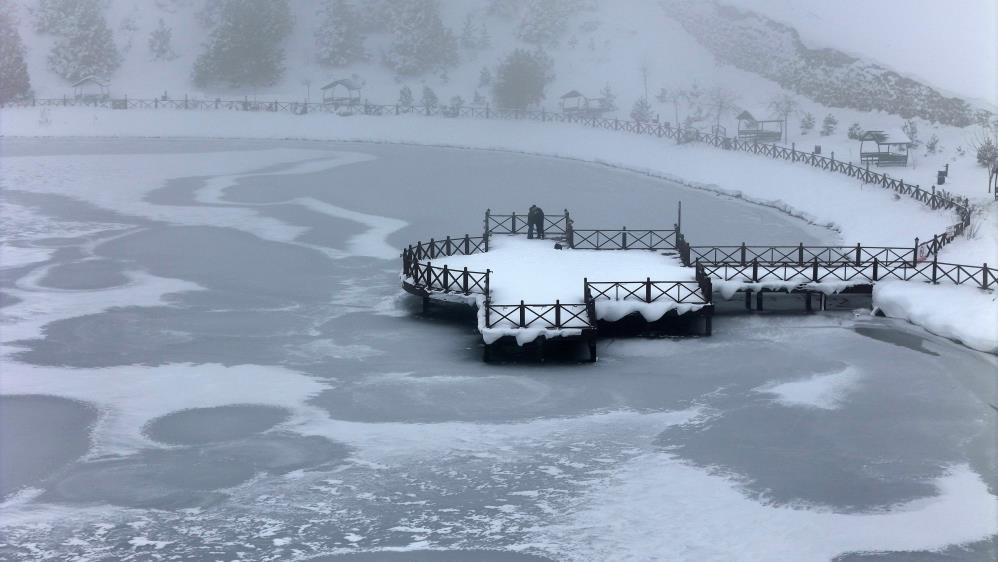 Ardıçlı Gölü'nün yüzeyi tamamen buzla kaplandı. 