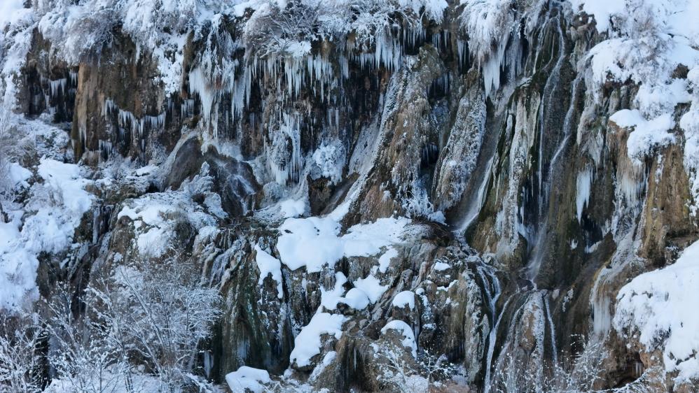 Erzincan'da kent merkezine yaklaşık 30 kilometre uzaklıkta bulunan Girlevik Şelalesi de dondu.