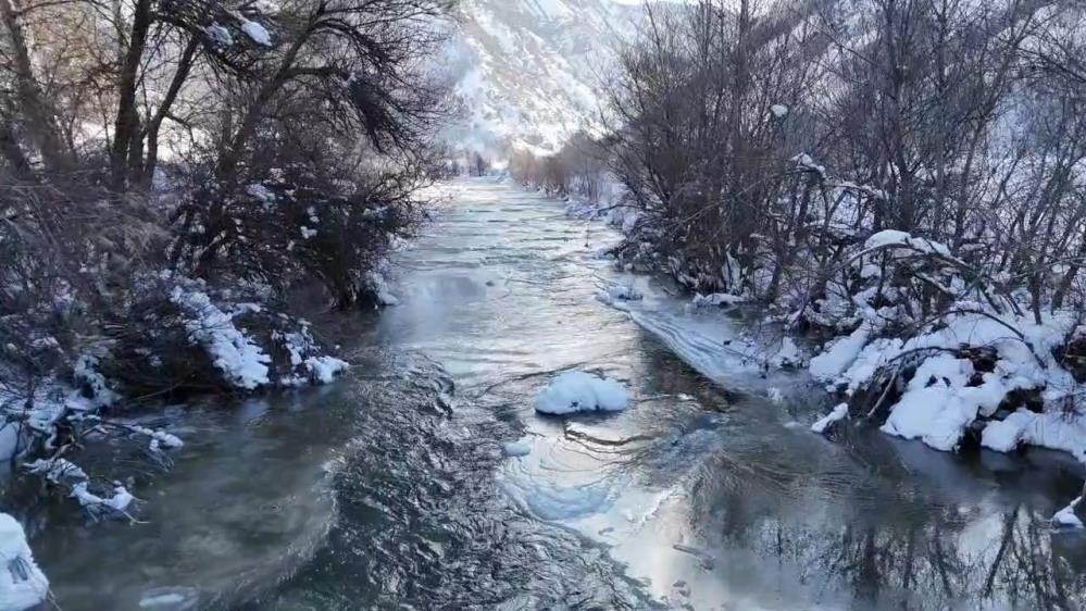 Hava sıcaklıklarının geceleri eksilere düştüğü Tunceli’de, Pülümür Çayı yer yer buz tuttu.