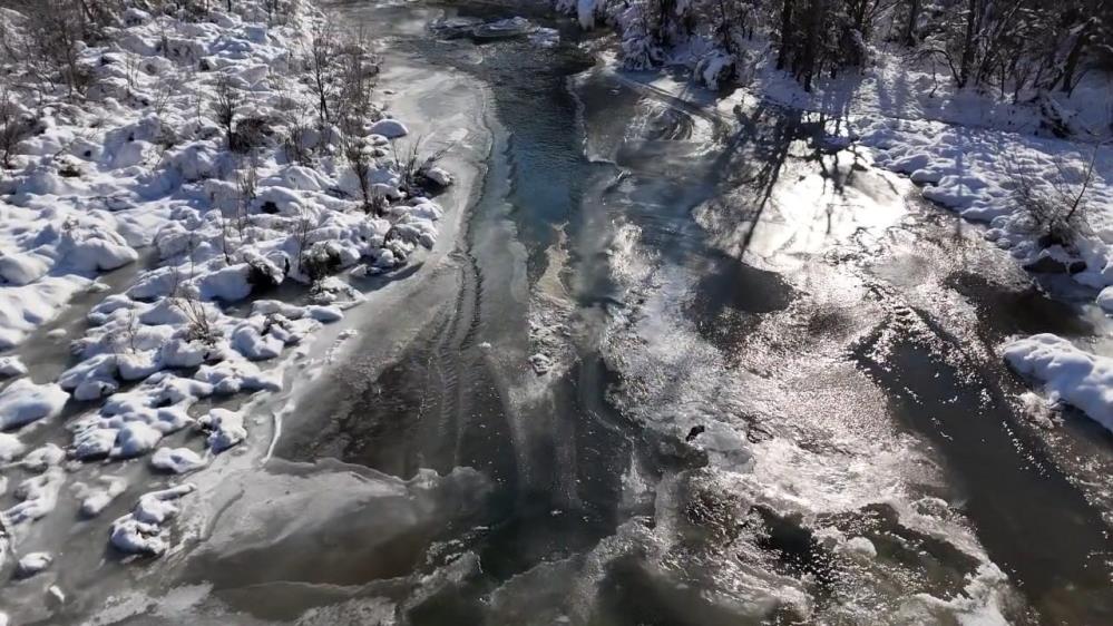 Hava sıcaklıklarının geceleri eksilere düştüğü Tunceli’de, Pülümür Çayı yer yer buz tuttu.