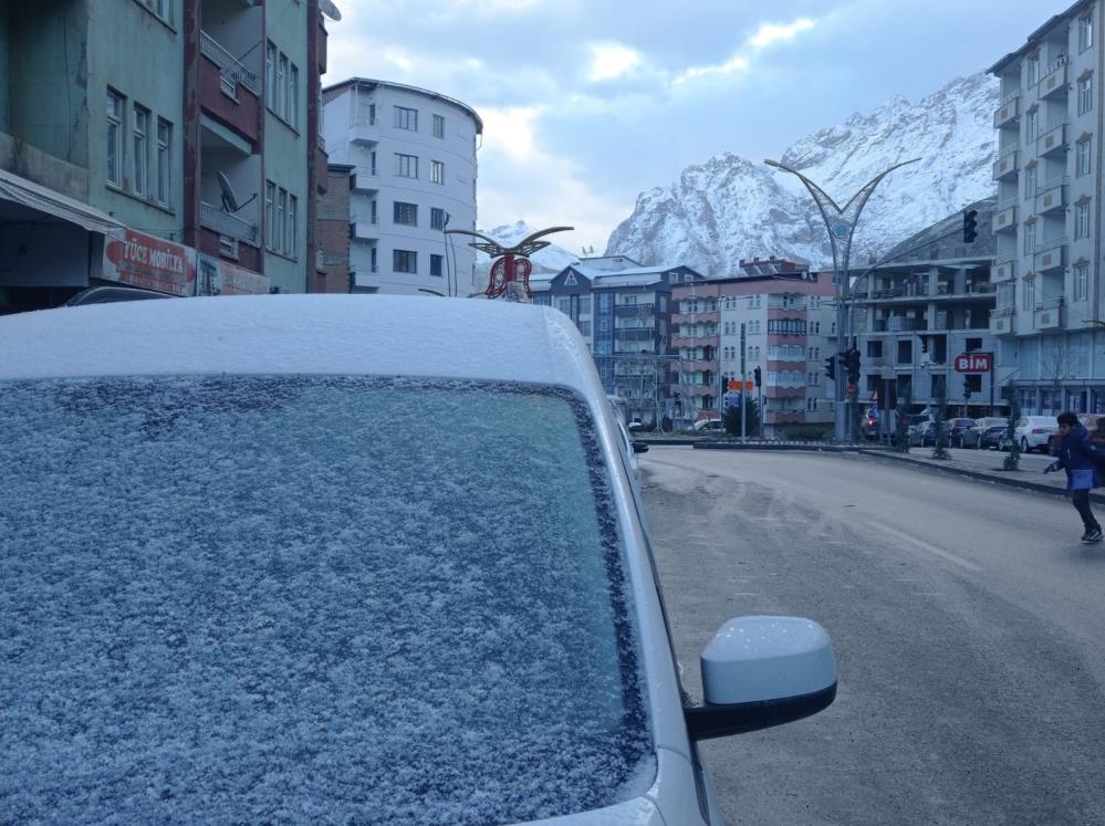 Hakkari'de soğuk nedeniyle araçların camı buz tuttu