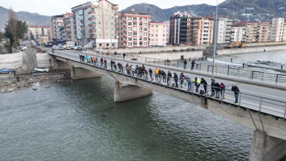 Artvin'de fırtına somon kafesini parçaladı, vatandaşlar dereye akın etti