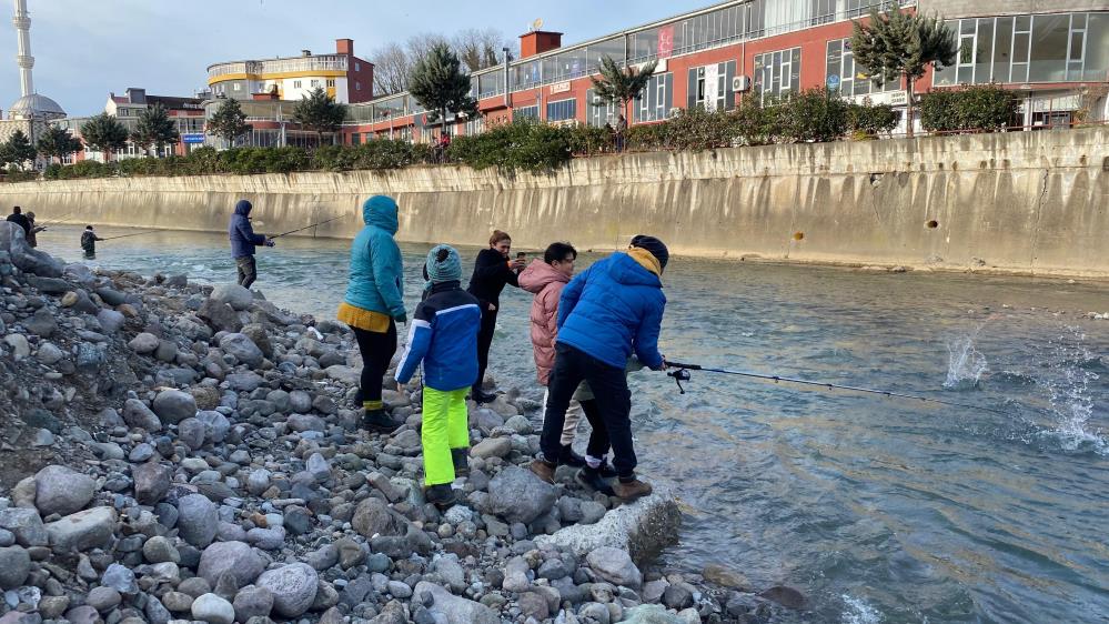 Artvin'de fırtına somon kafesini parçaladı, vatandaşlar dereye akın etti