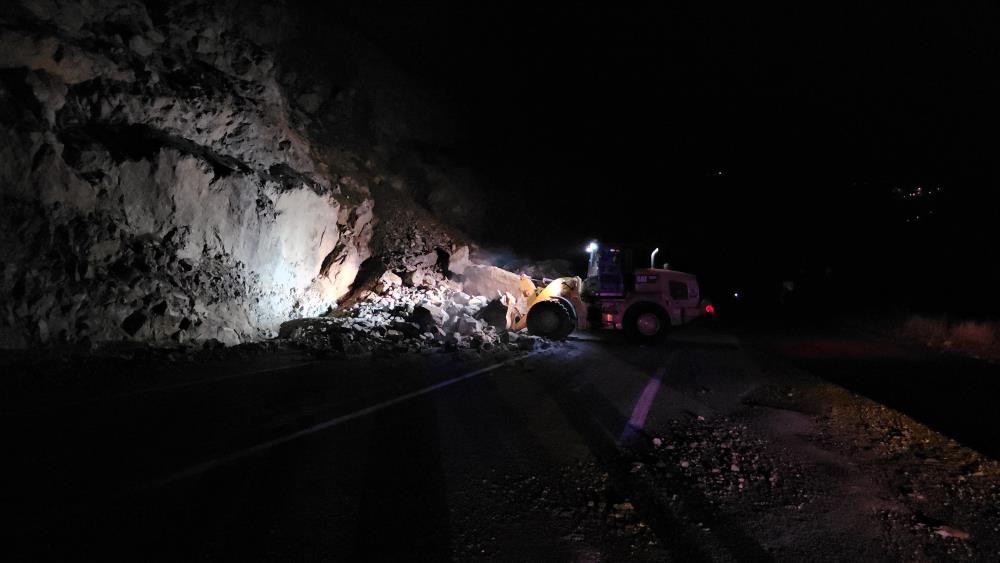 Artvin'de gece meydana gelen heyelan karayolunu ulaşıma kapattı