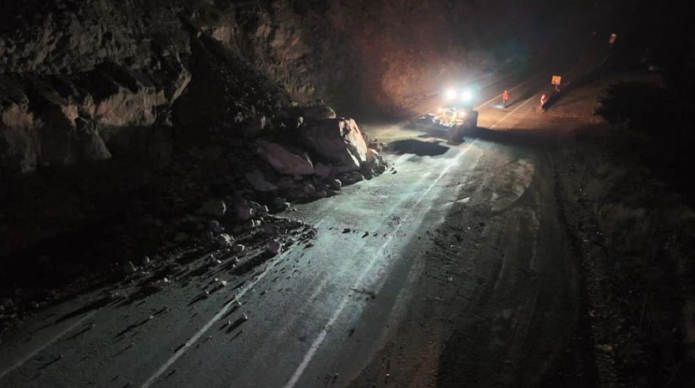 Artvin'de gece meydana gelen heyelan karayolunu ulaşıma kapattı