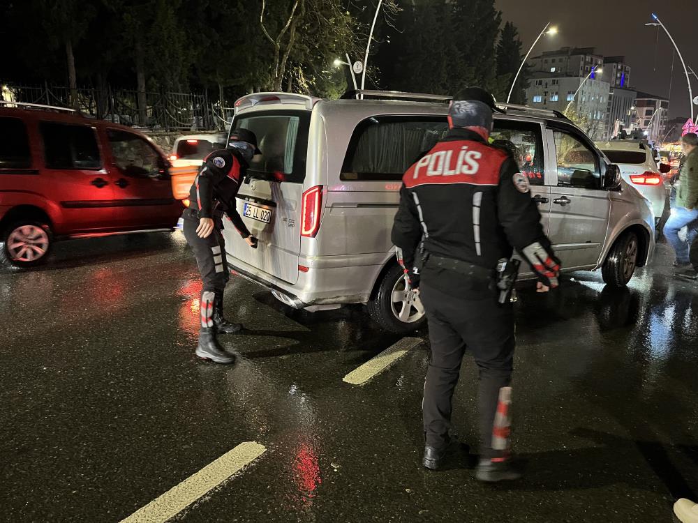 İstanbul Emniyet Müdürü Selami Yıldız, Esenler’de asayiş uygulamasını yerinde denetledi