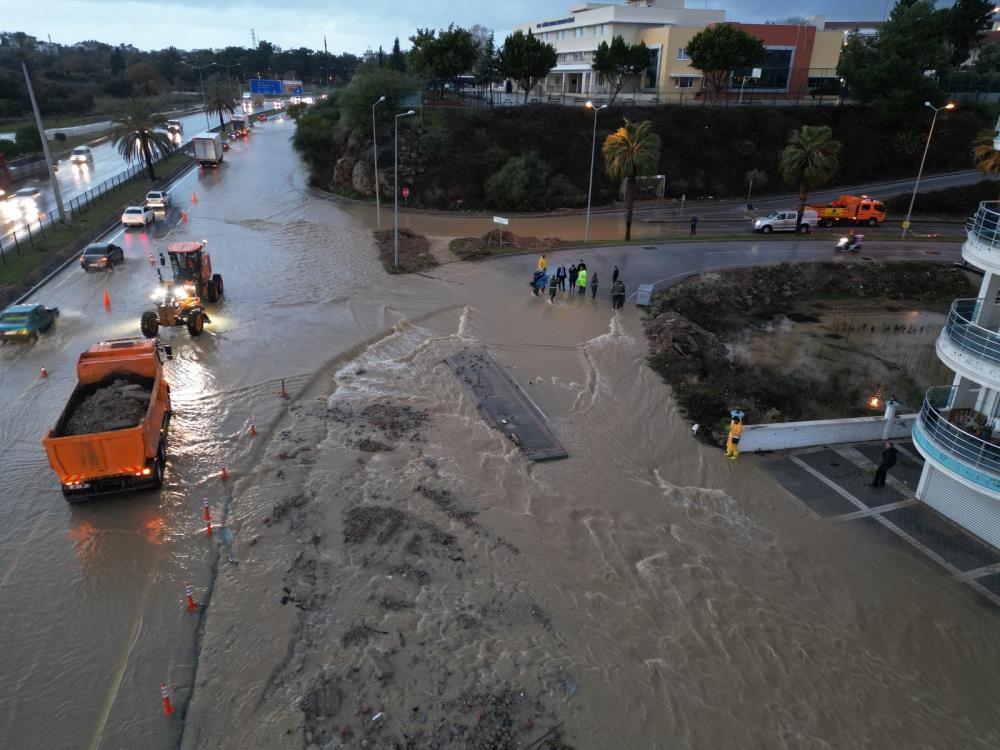  Antalya'nın Manavgat ilçesinde sabah saatlerinde başlayan ve öğle saatlerinde etkisini artırarak devam eden şiddetli yağmur, hayatı olumsuz etkiledi