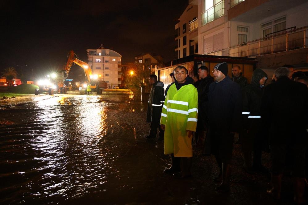  Antalya'nın Manavgat ilçesinde sabah saatlerinde başlayan ve öğle saatlerinde etkisini artırarak devam eden şiddetli yağmur, hayatı olumsuz etkiledi