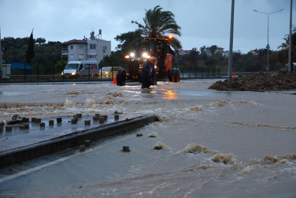  Antalya'nın Manavgat ilçesinde sabah saatlerinde başlayan ve öğle saatlerinde etkisini artırarak devam eden şiddetli yağmur, hayatı olumsuz etkiledi