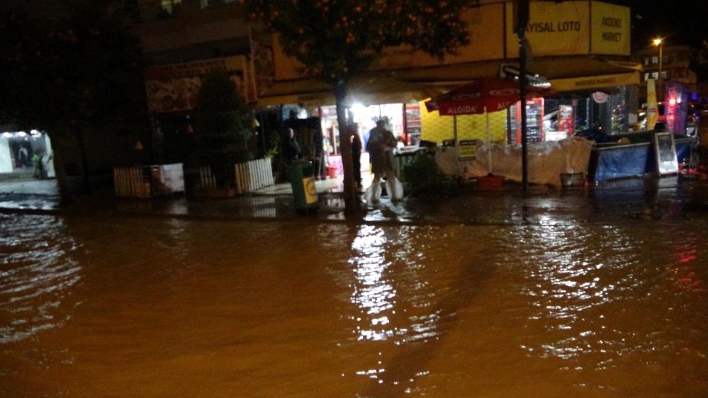  Antalya'nın Manavgat ilçesinde sabah saatlerinde başlayan ve öğle saatlerinde etkisini artırarak devam eden şiddetli yağmur, hayatı olumsuz etkiledi