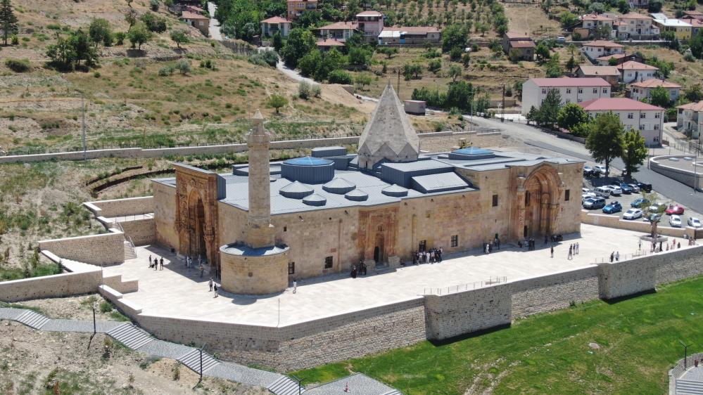 UNESCO Tarafından Türkiye’de koruma altına alınan ilk eser olan Divriği Ulu Camii ve Darüşşifası