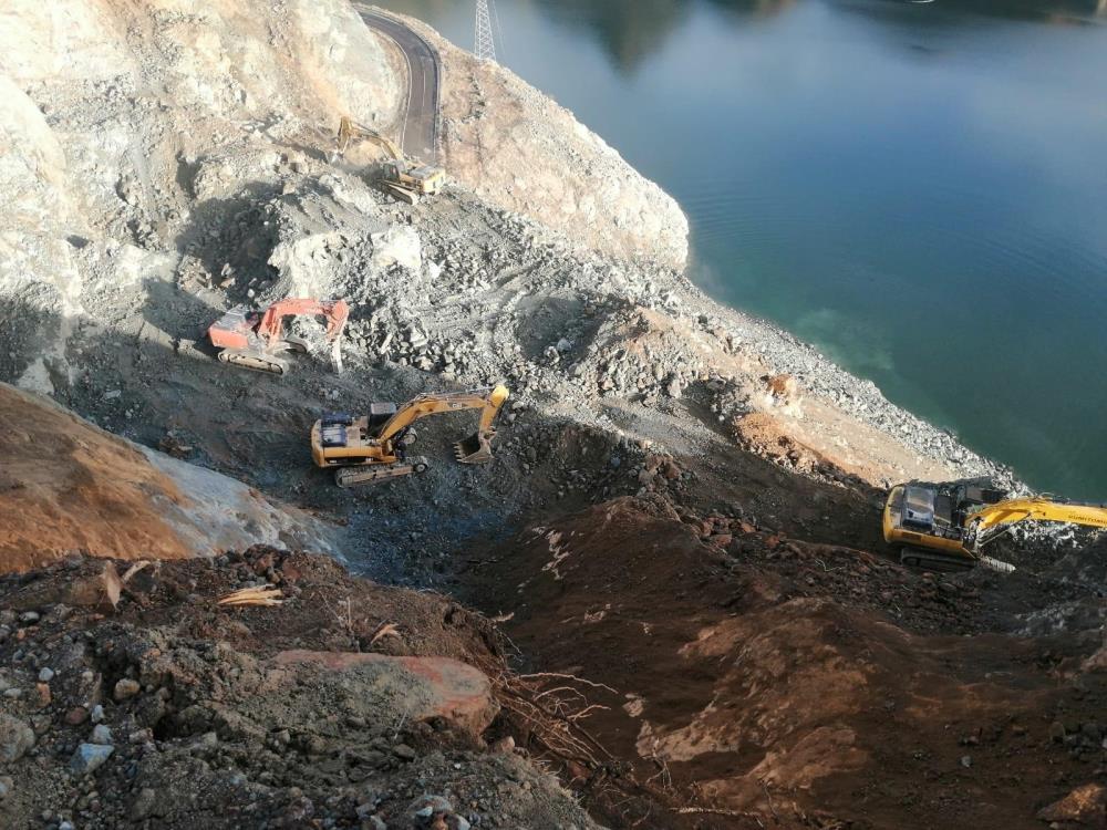 Olur ve Artvin-Yusufeli yolunda heyelan sonrası çalışmalar tamamlandı.