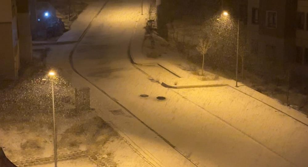 Yüksekova'da yoğun kar yağışı sonucu taşımalı eğitime ara verildi