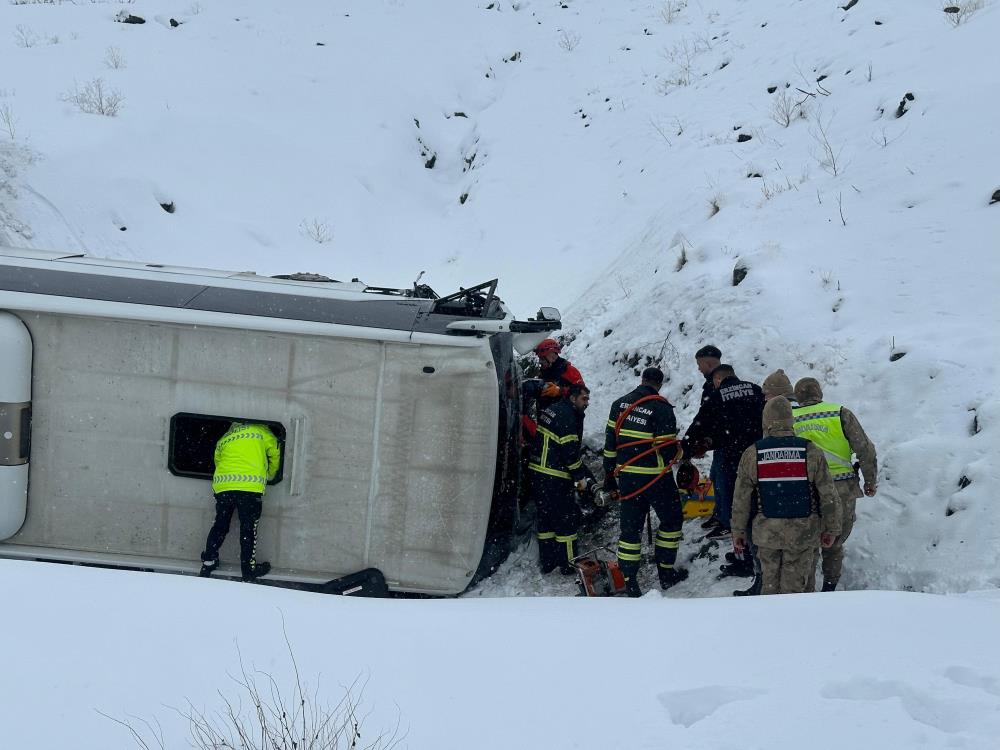 Erzincan'da yolcu otobüsü şarampole devrildi