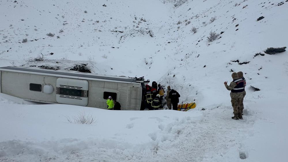 Erzincan'da yolcu otobüsü şarampole devrildi: