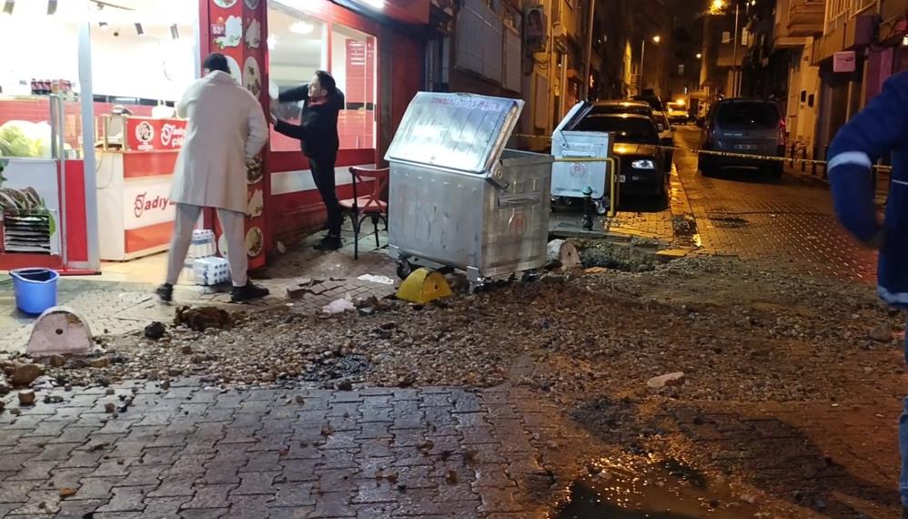 Kadıköy'de ana su şebekesinde meydana gelen patlama nedeniyle 5 katlı binanın sakinleri tahliye edildi