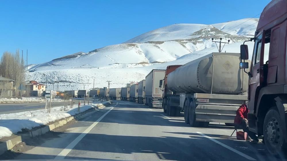 Türkiye-İran sınırında 5 kilometrelik tır kuyruğu oluştu