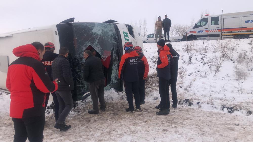 Kars’ta yolcu otobüsü devrildi: 23 yaralı