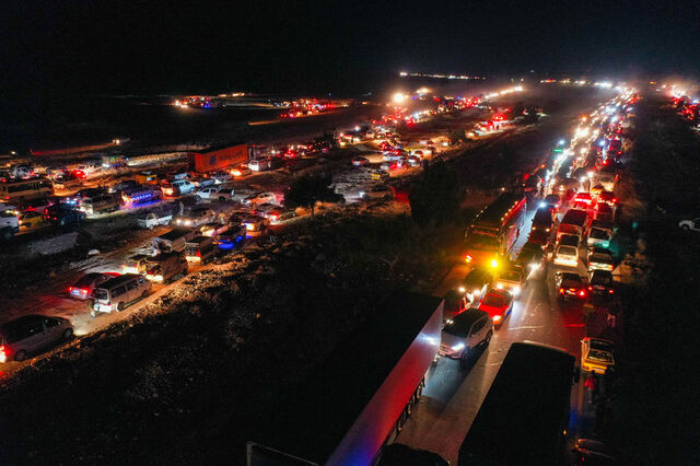 Şam'a doğru yola çıkan Suriyeliler, kent çevresinde yoğun araç trafiğine neden oldu.