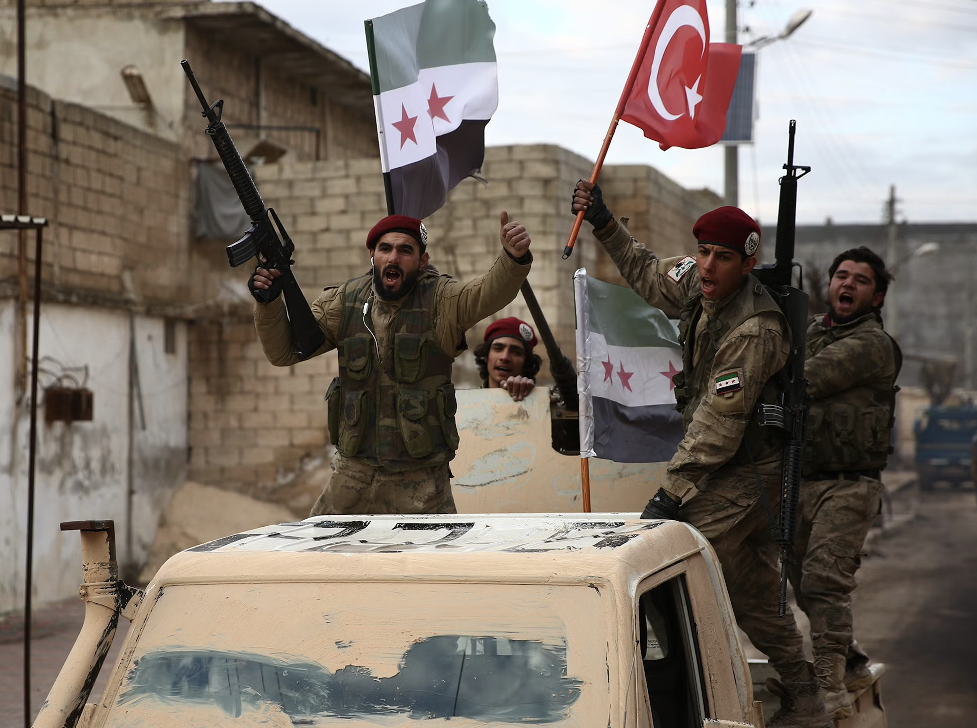  Suriye’de kriz devam ediyor. Reuters, mücahitlerin Hama kentine girdiğini duyurdu. 