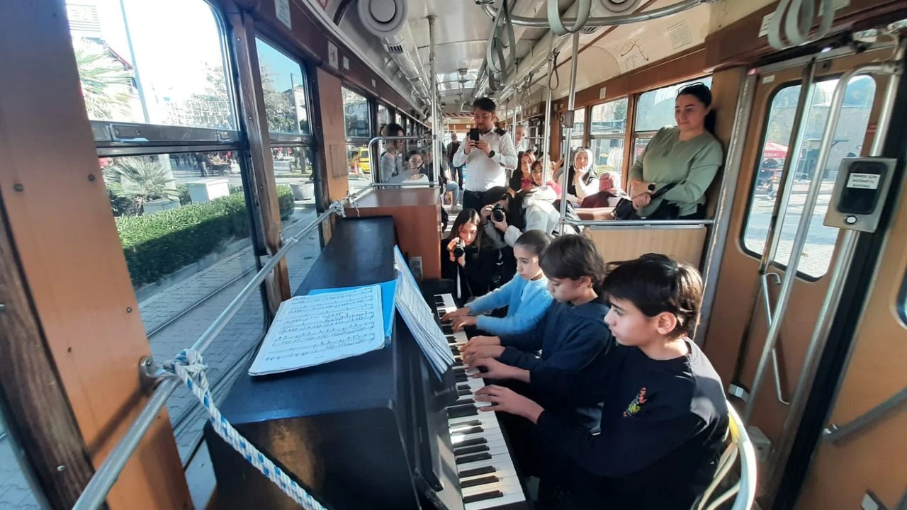 Antalya'da İsmail Baha Sürelsan Konservatuvarı öğrencileri, nostalji tramvayına yerleştirilen piyanoda ünlü bestekarların eserlerini yorumladı.