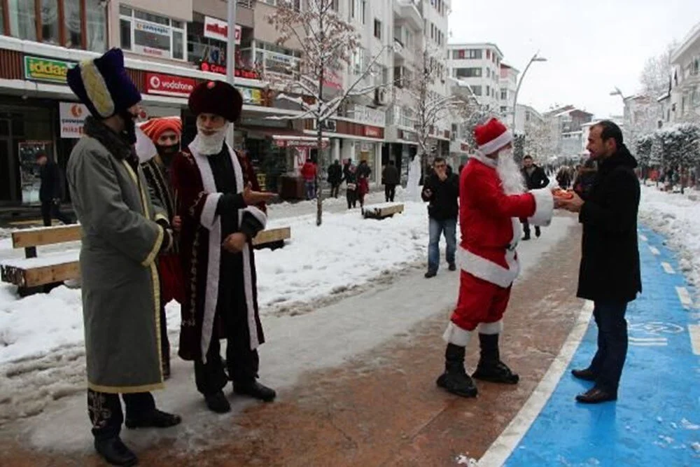 Türkiyede Noel Baba Kostümlü Adam Yollarda Vatanddaşla Dsdohbet Etti