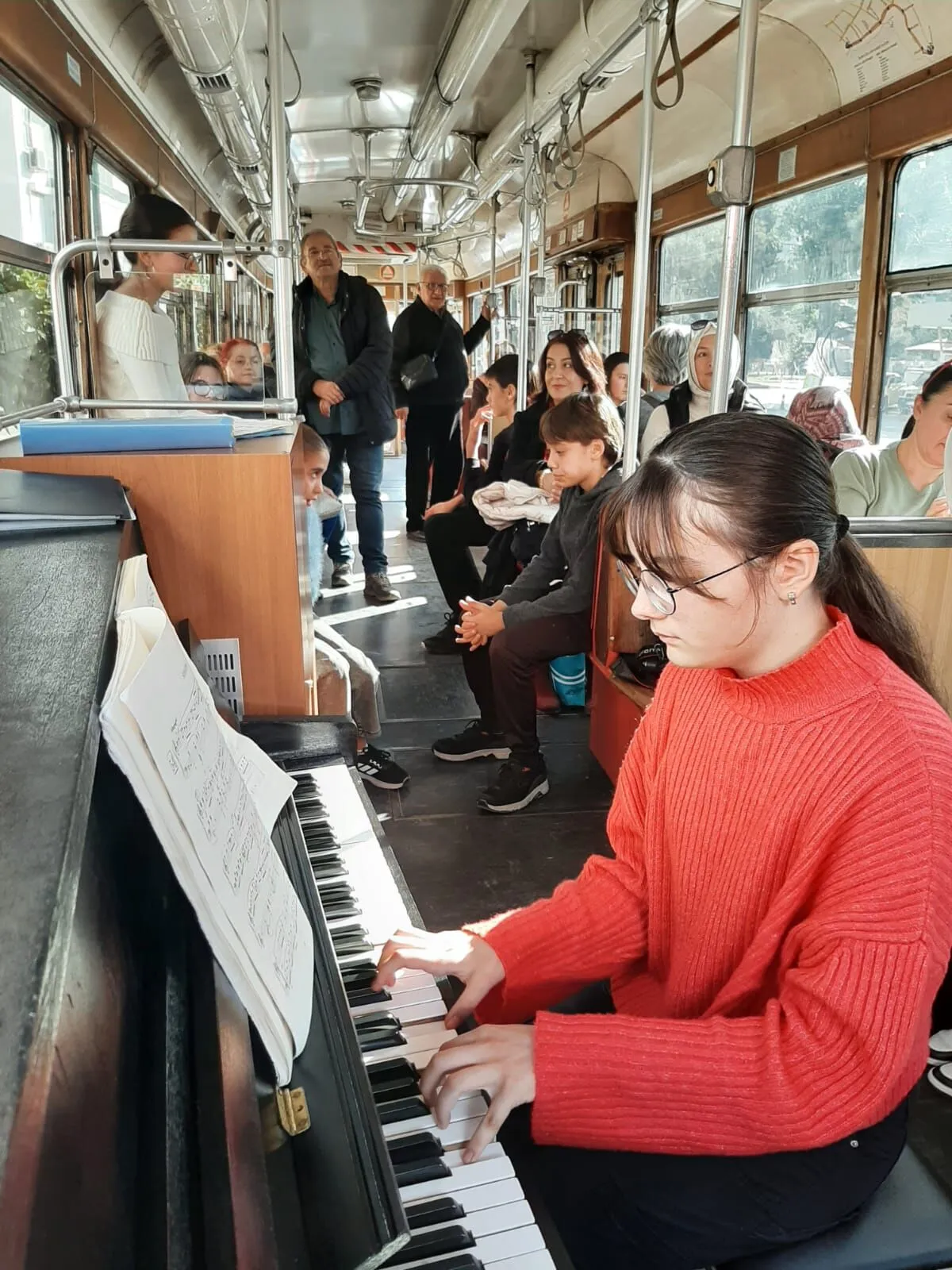 Antalya'da İsmail Baha Sürelsan Konservatuvarı öğrencileri, nostalji tramvayına yerleştirilen piyanoda ünlü bestekarların eserlerini yorumladı.