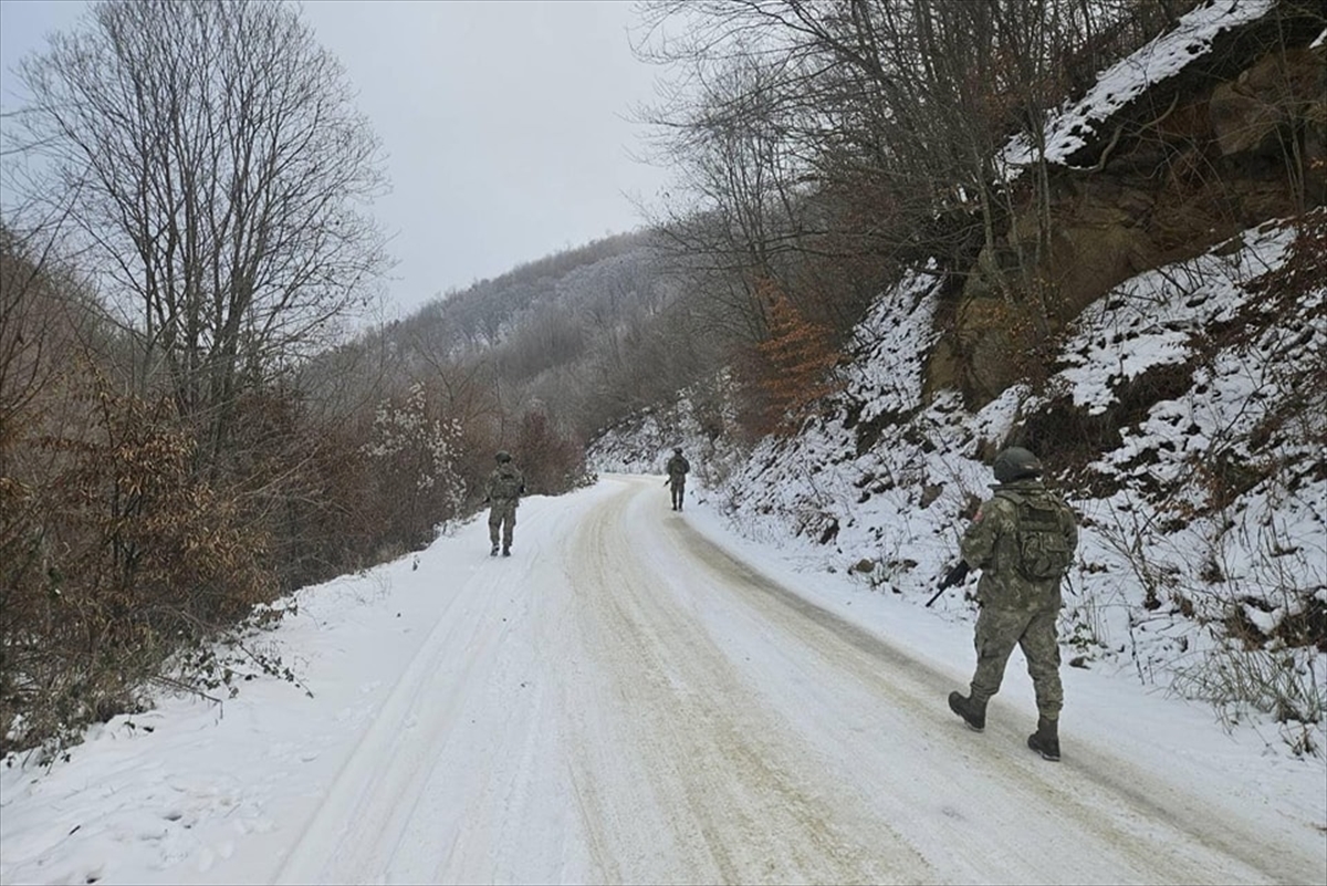 Mehmetçik'in, Kosova’nın Sırbistan sınırındaki devriye faaliyetleri sürüyor