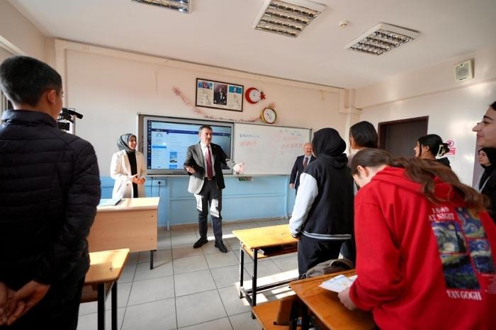 Bakan Tekin Adıyaman'da köy okullarını ziyaret etti