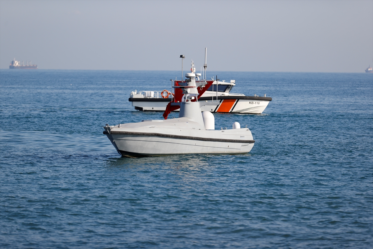 Mersin'de, Türk savunma sanayisi bünyesinde geliştirilen insansız deniz aracı (İDA) OKHAN'ın tanıtımı yapıldı.