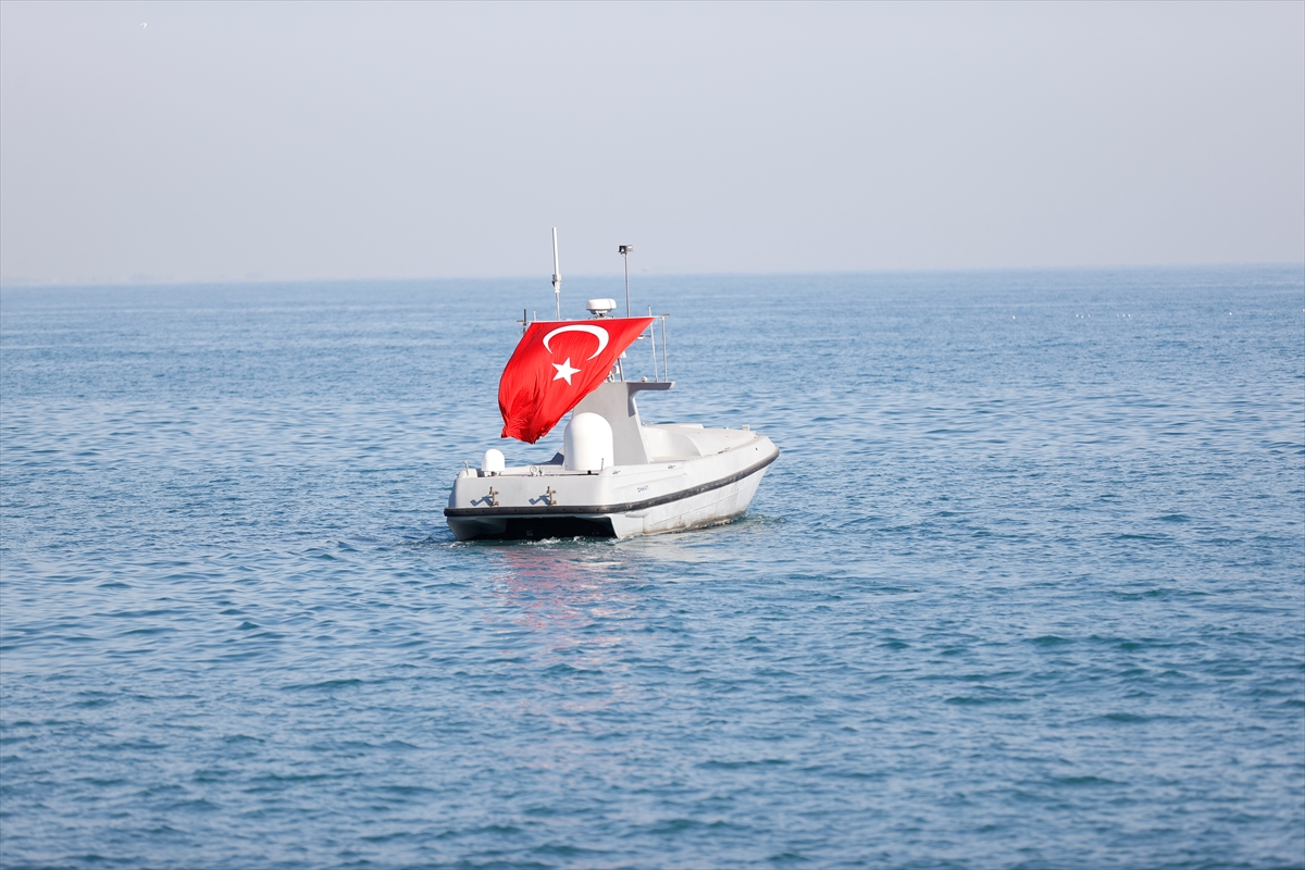 Mersin'de, Türk savunma sanayisi bünyesinde geliştirilen insansız deniz aracı (İDA) OKHAN'ın tanıtımı yapıldı.