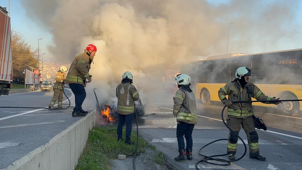 İstanbul E-5’te seyir halindeki araç alevlere teslim oldu