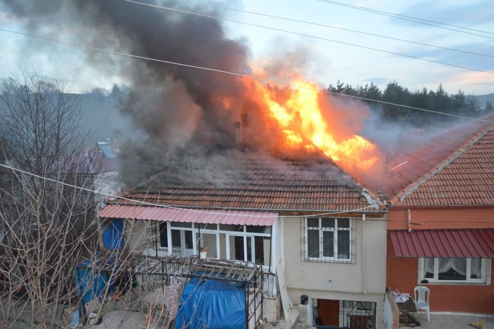 Samsun’da ev yangını: Çatı katı alevlere teslim oldu