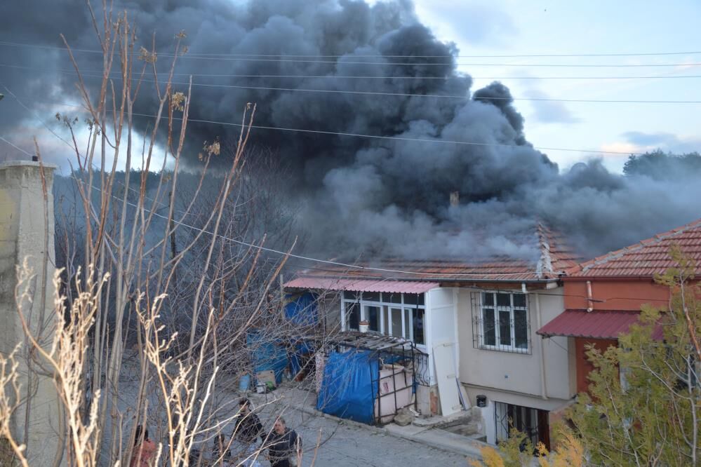 Samsun’da ev yangını: Çatı katı alevlere teslim oldu