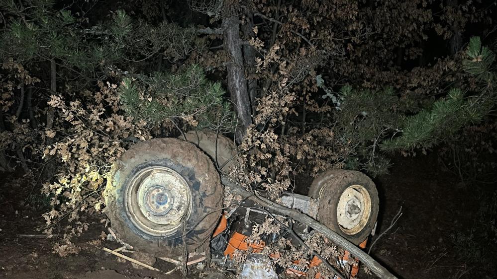 Uşak'ta kontrolden çıkan traktör ormanlık alana devrildi: 2 ölü, 2 yaralı