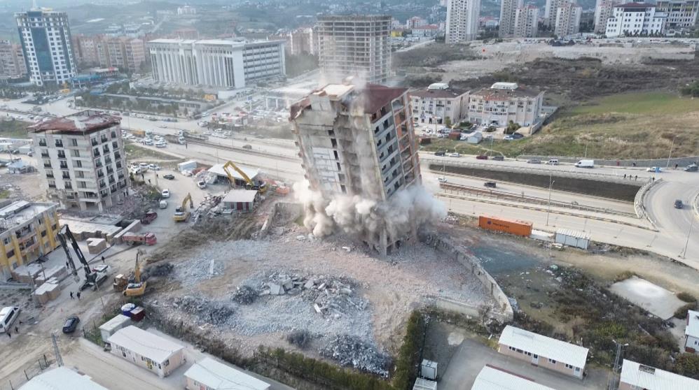 Hatay'da deprem etkisi yaşatan 14 katlı binanın yerle bir olduğu anlar havadan görüntülendi