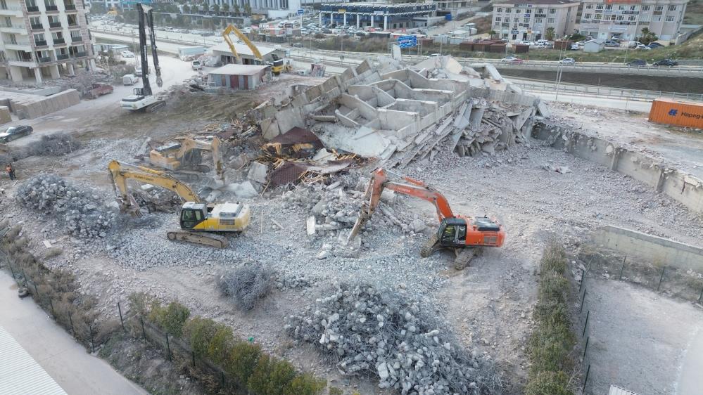 Hatay'da deprem etkisi yaşatan 14 katlı binanın yerle bir olduğu anlar havadan görüntülendi