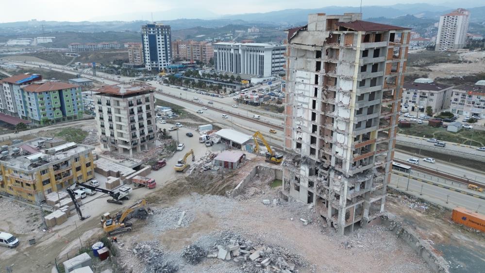 Hatay'da deprem etkisi yaşatan 14 katlı binanın yerle bir olduğu anlar havadan görüntülendi