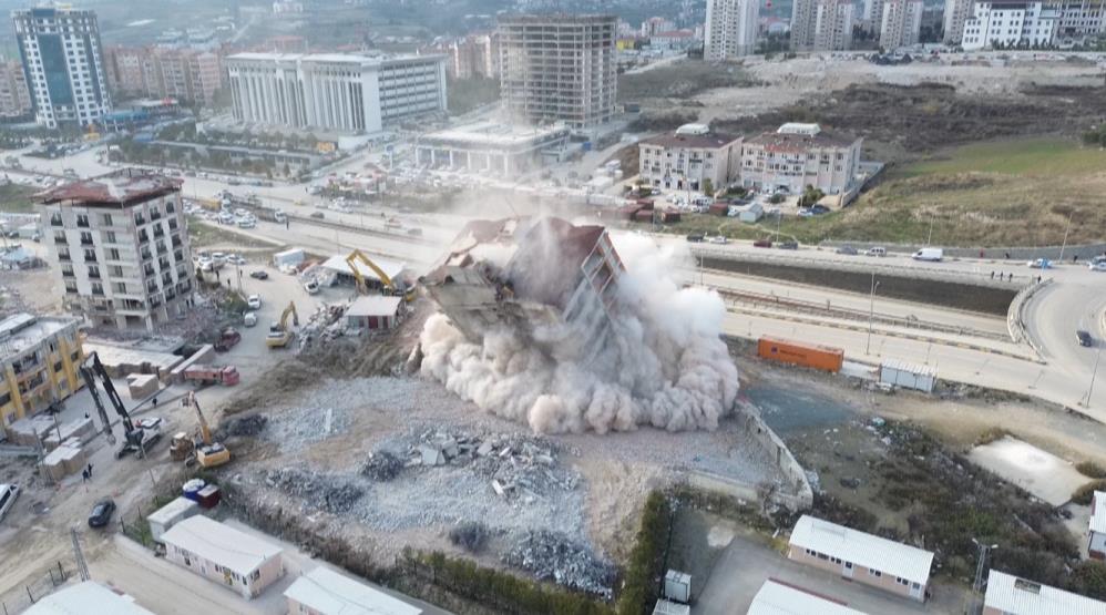 Hatay'da deprem etkisi yaşatan 14 katlı binanın yerle bir olduğu anlar havadan görüntülendi