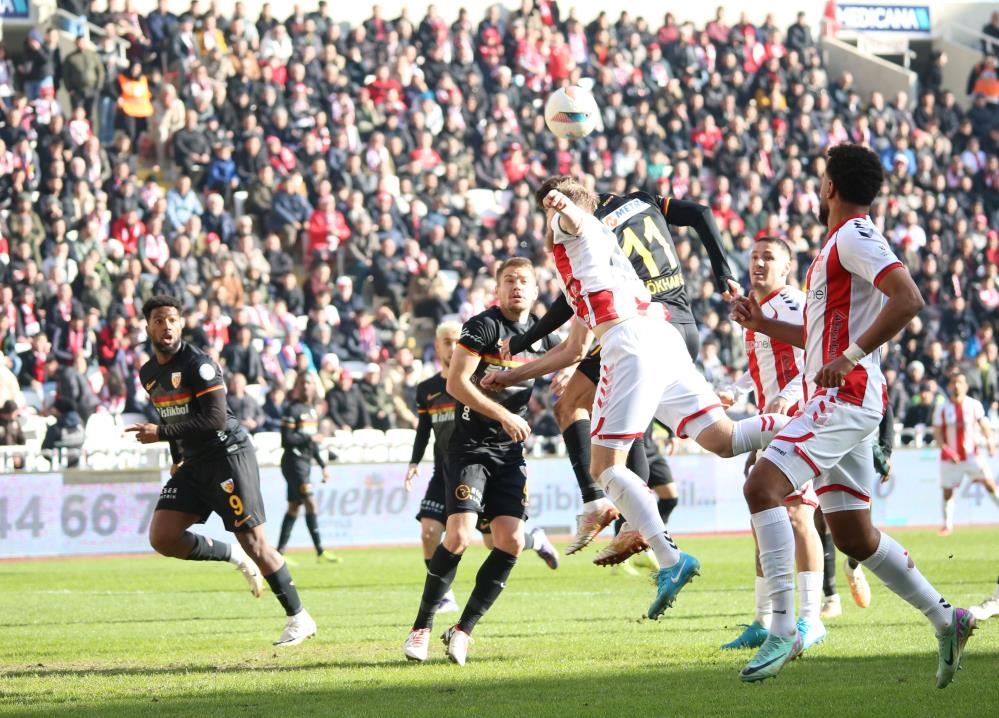 Trendyol Süper Lig'in 21. haftasında Net Global Sivasspor Bellona Kayserispor'u 5-2 mağlup etti