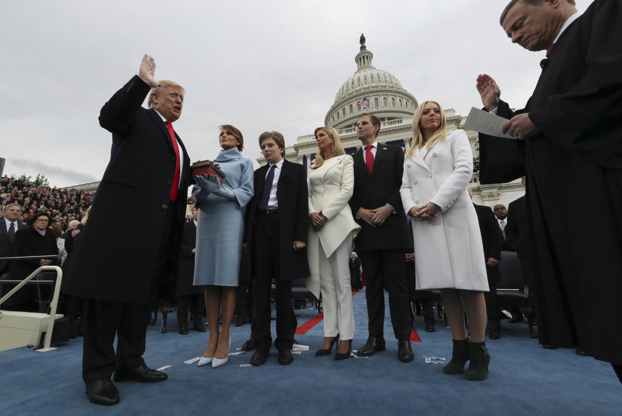 Donal Trump Yeniden Koltuğa Oturuyor