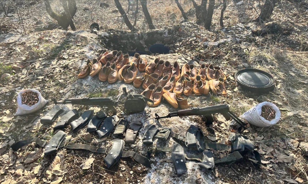 Diyarbakır'da terör örgütü PKK'ya ait araziye gömülü silah ve mühimmat ele geçirildi