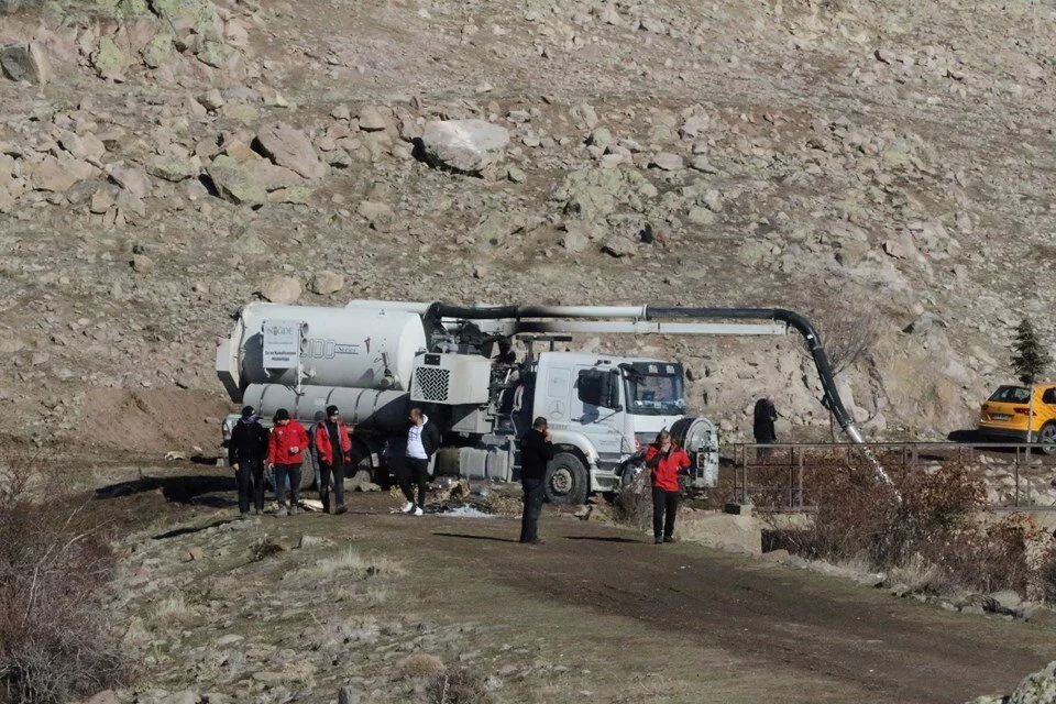 Ekipler ve vatandaşların desteğiyle göletteki su boş alanlara tahliye edilmişti.